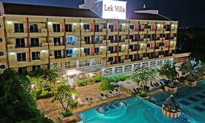 Outdoor pool, pool umbrellas, pool loungers - Lek Villa (Pattaya)