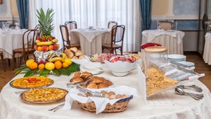 A buffet table with various food items and utensils. - Grand Hotel du Park et Regina (Montecatini Terme)