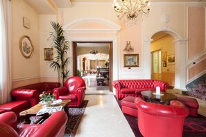 Coin salon dans le hall