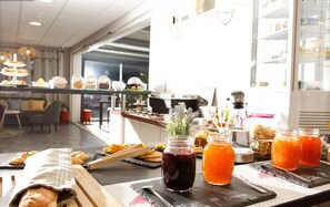 Frukostbuffé varje dag (EUR 13 per person)
