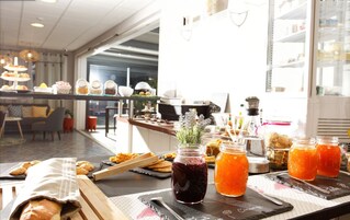 Un bufé de desayuno con diversas opciones de comida y bebidas.