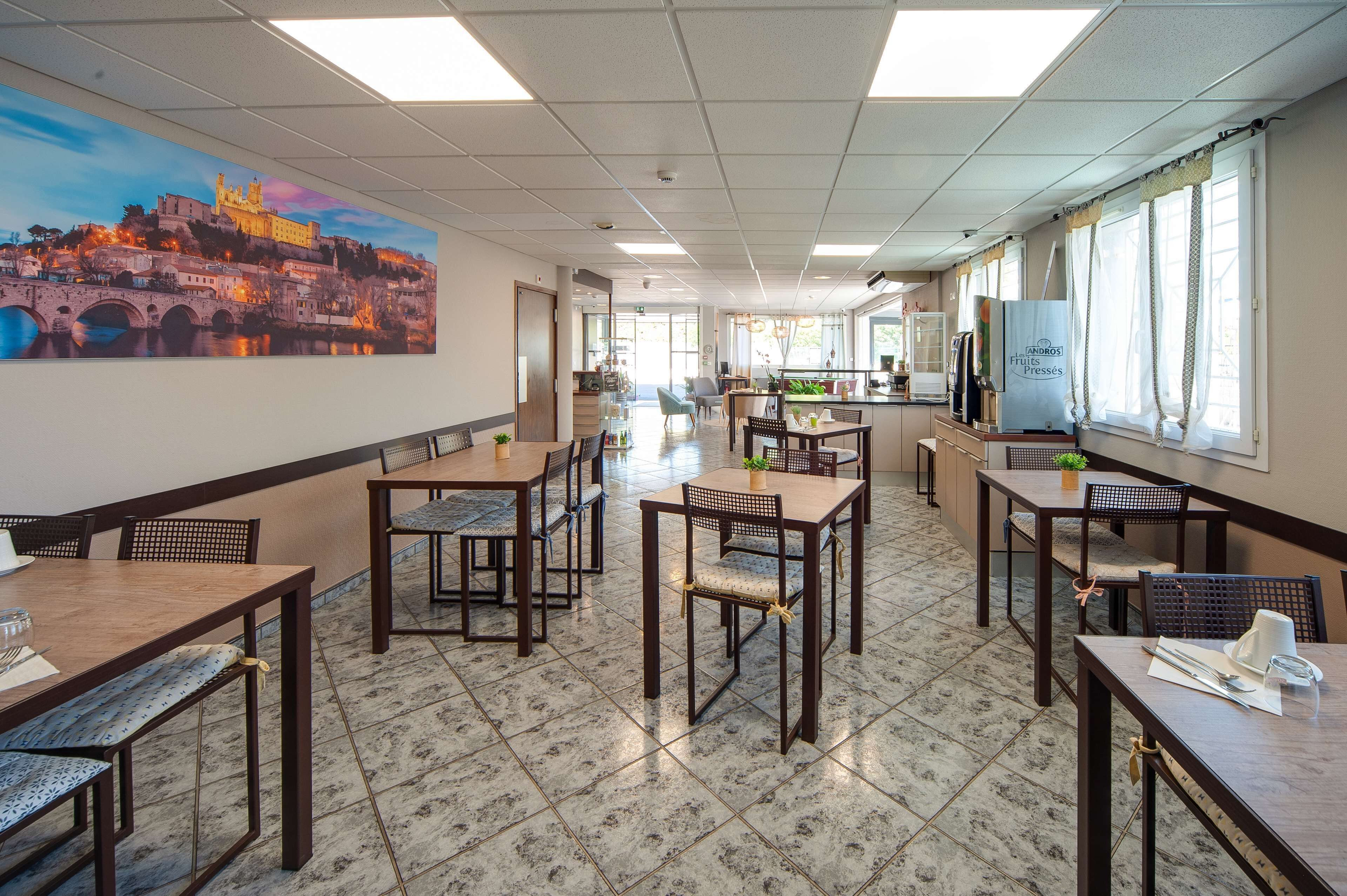 Un vaste espace dédié à la salle à manger, avec de nombreuses tables et chaises, une grande fresque murale et de grandes fenêtres dotées de rideaux.