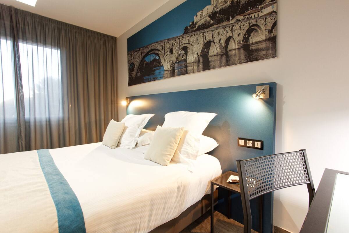 In-room safe, desk, laptop workspace, soundproofing