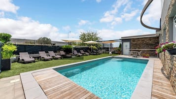 Piscina a l'aire lliure de temporada (horari: 10:00-21:00) i para-sols