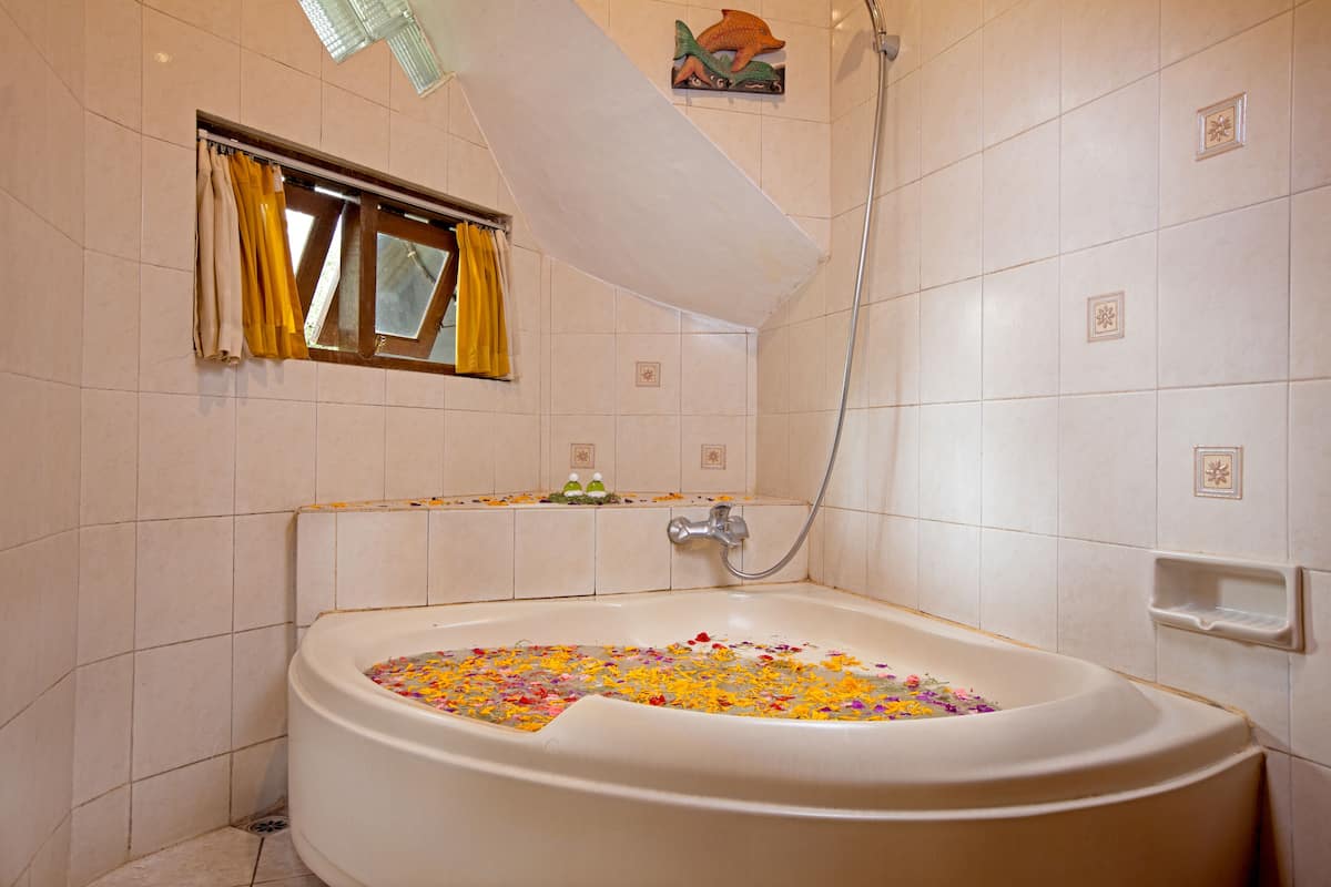 deluxe double or twin room | deep-soaking bathtub