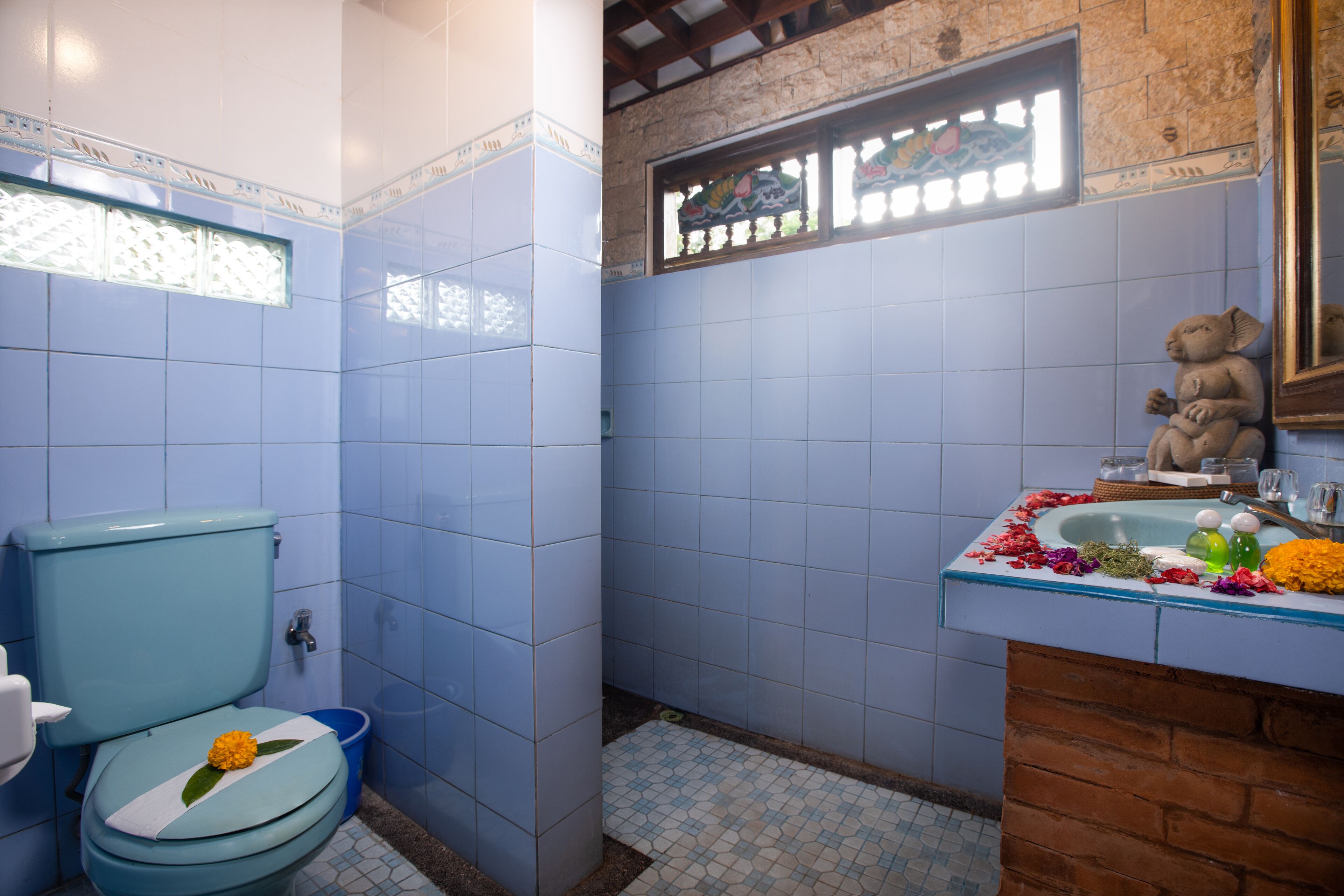 standard room with fan | bathroom | shower, free toiletries, hair dryer, bidet