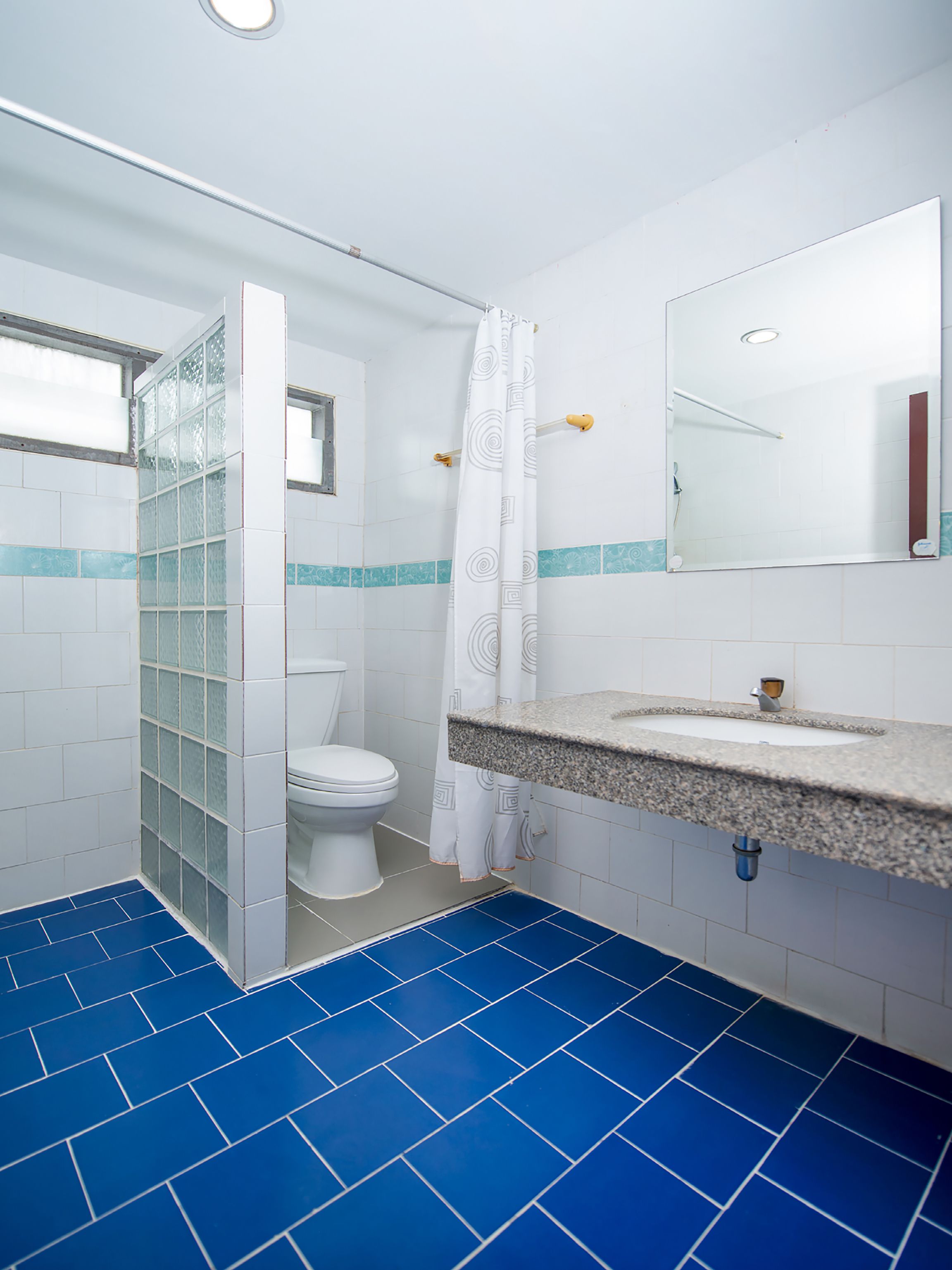 Kamar Twin Deluks | Kamar mandi | Shower, handuk, sabun, dan sampo