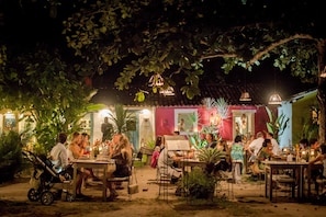 Serviço de almoço e jantar; culinária regional, restaurante ao ar livre