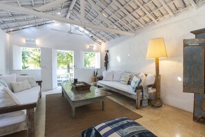 32-英寸液晶电视（配备有线频道）、电视、DVD 播放器