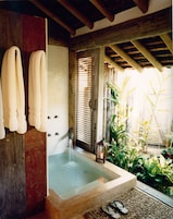 House (Seu João) | Deep soaking bathtub