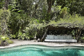 Outdoor pool, pool loungers - UXUA Casa Hotel & Spa (Porto Seguro)