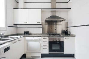 Refrigerador, microondas, placa de cocina, cafetera expreso