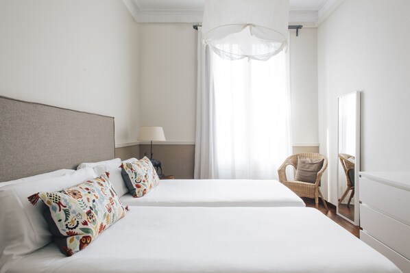 Caja de seguridad en la habitación y tabla de planchar con plancha 