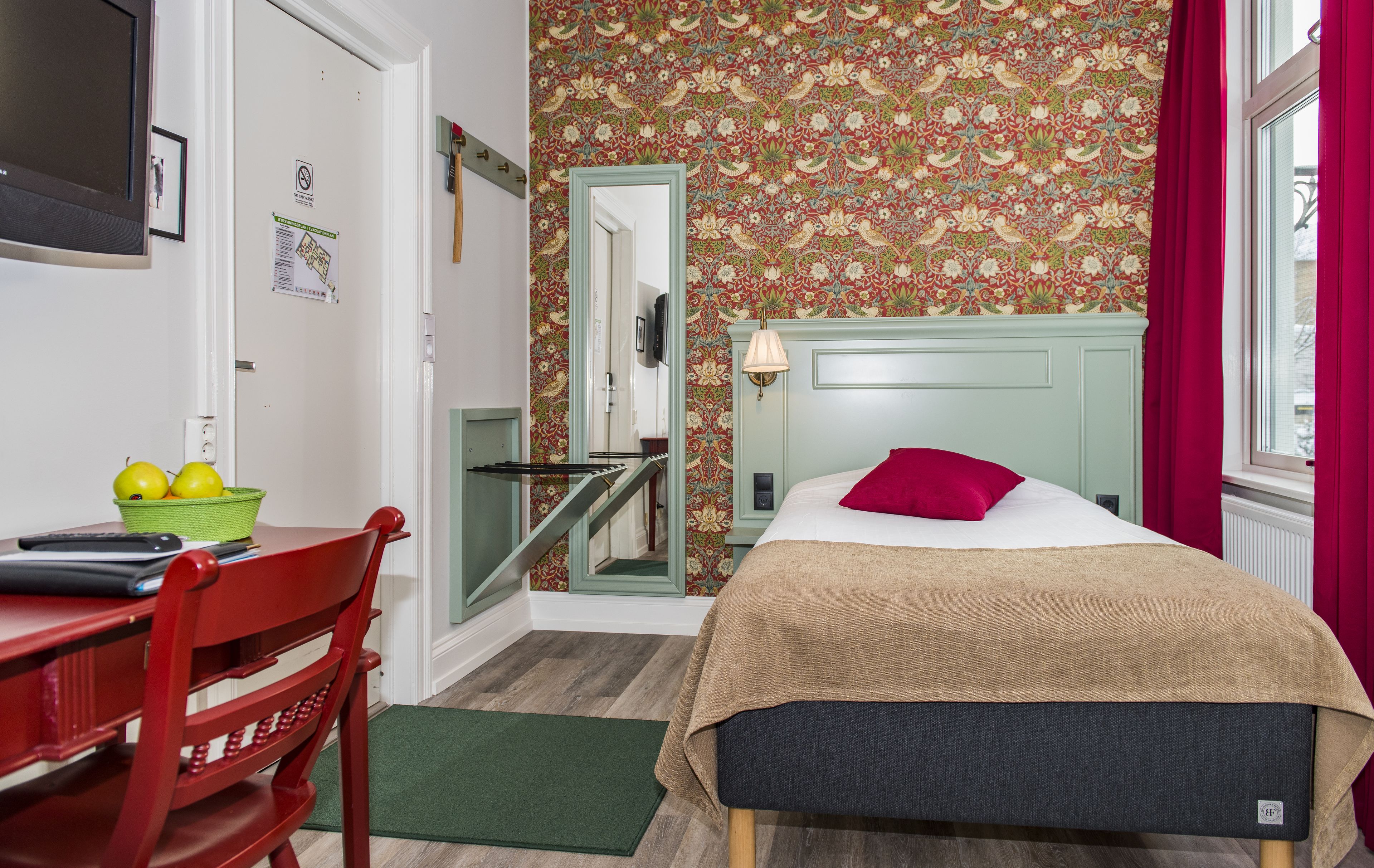 single room | individually decorated, individually furnished, desk, blackout curtains