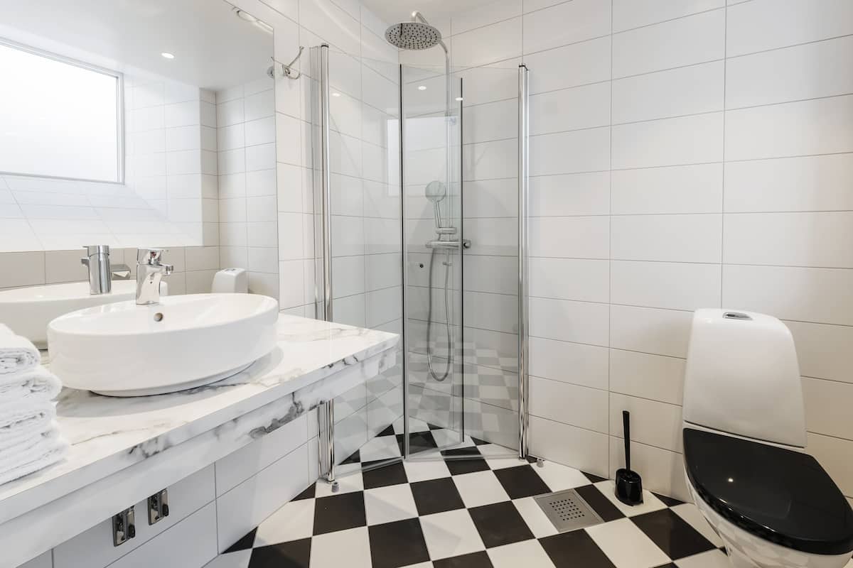 classic double or twin room, 2 single beds | bathroom | shower, hair dryer, towels