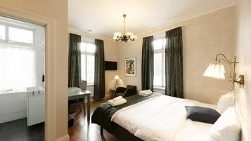 Classic dubbelrum eller tvåbäddsrum - 2 enkelsängar | Individuell inredning, unika möbler, skrivbord och mörkläggningsgardiner