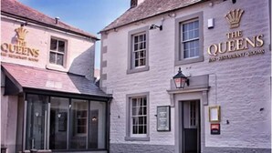 A building with signage for "The Queens Inn & Restaurant & Rooms." - The Queens (Carlisle)