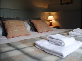 Quarto casal ou duplo standard, suíte | Ferros/tábuas de passar roupa, Wi-Fi de cortesia