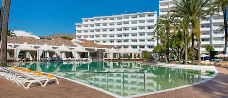 Outdoor pool, pool umbrellas, sun loungers