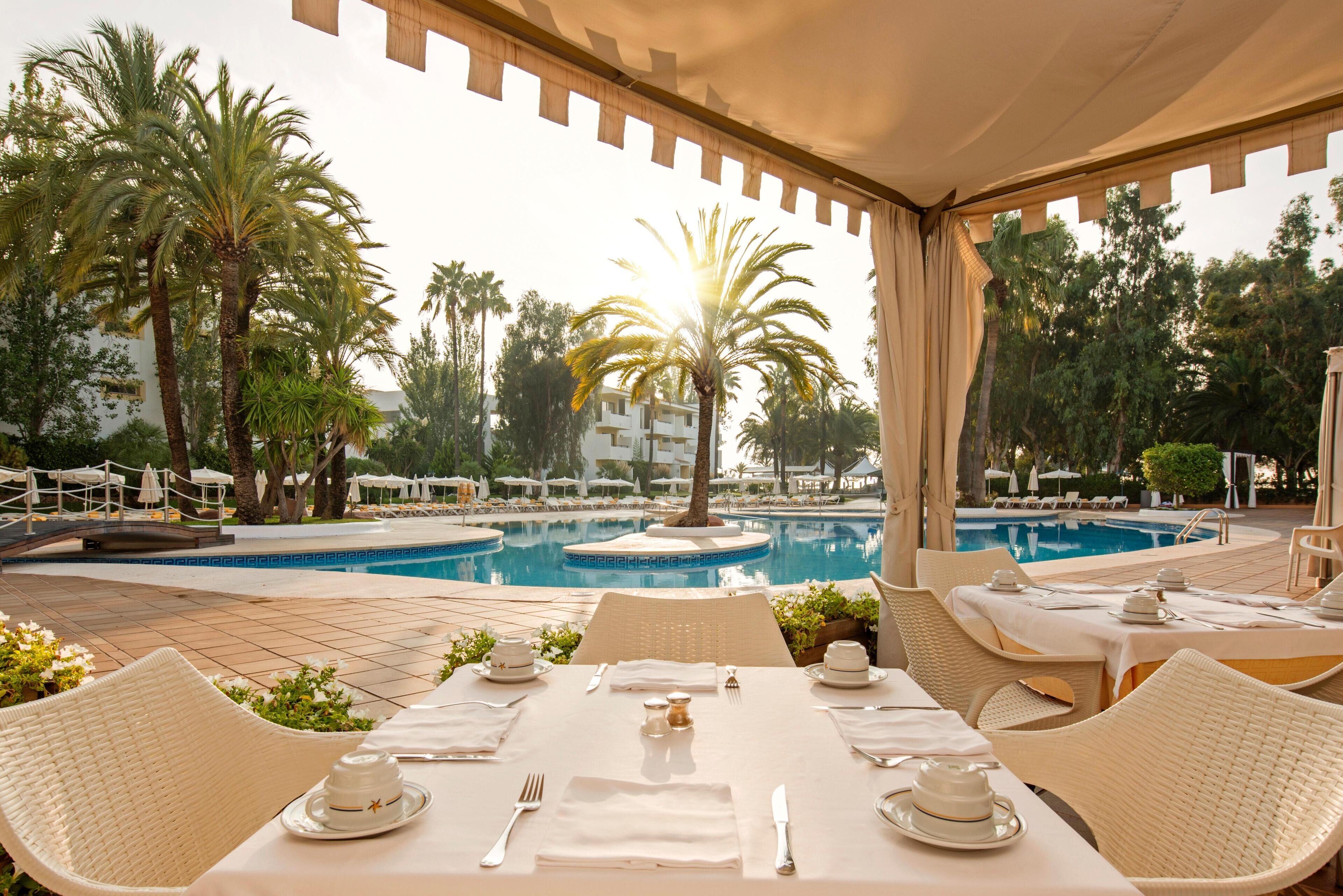 3 restaurants; breakfast, lunch, and dinner served