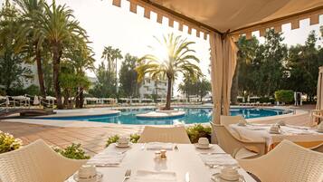 3 restaurants; breakfast, lunch, and dinner served