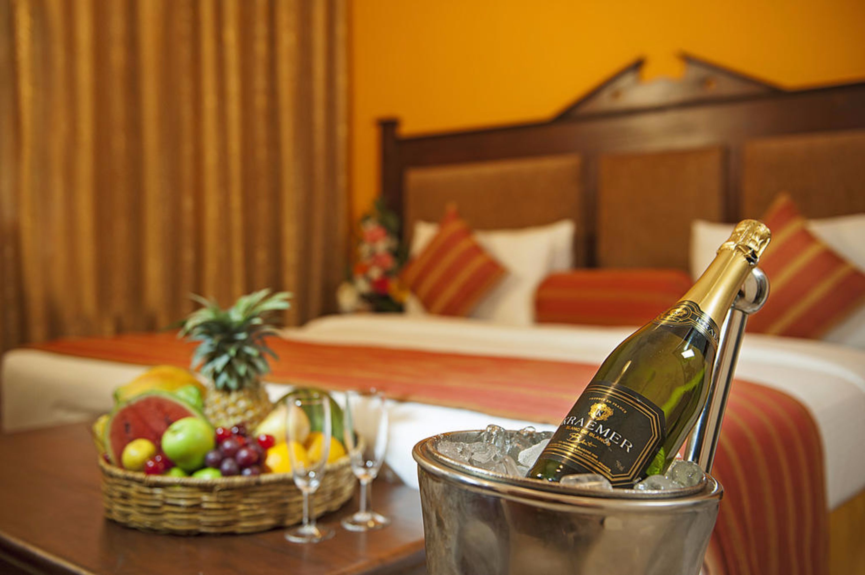 Minibar, caja de seguridad en la habitación y escritorio 