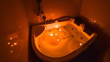 Quarto superior | Frigobar, cofres nos quartos, escrivaninha, cortinas blackout