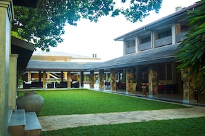 Courtyard - Full Moon Garden Hotel (Seeduwa - Katunayake)