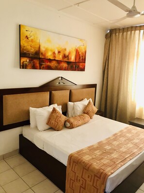 Standard Room | Minibar, in-room safe, desk, blackout curtains - Full Moon Garden Hotel (Seeduwa - Katunayake)