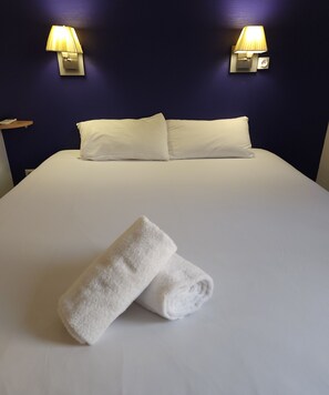 Double Room | Desk, soundproofing, free WiFi, bed sheets - Fasthôtel Avignon Nord (Le Pontet)