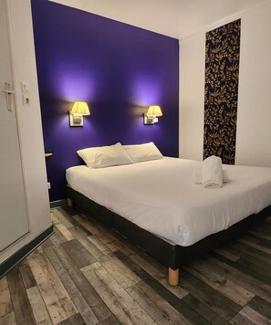 Escritorio, sistema de insonorización, wifi gratis y ropa de cama