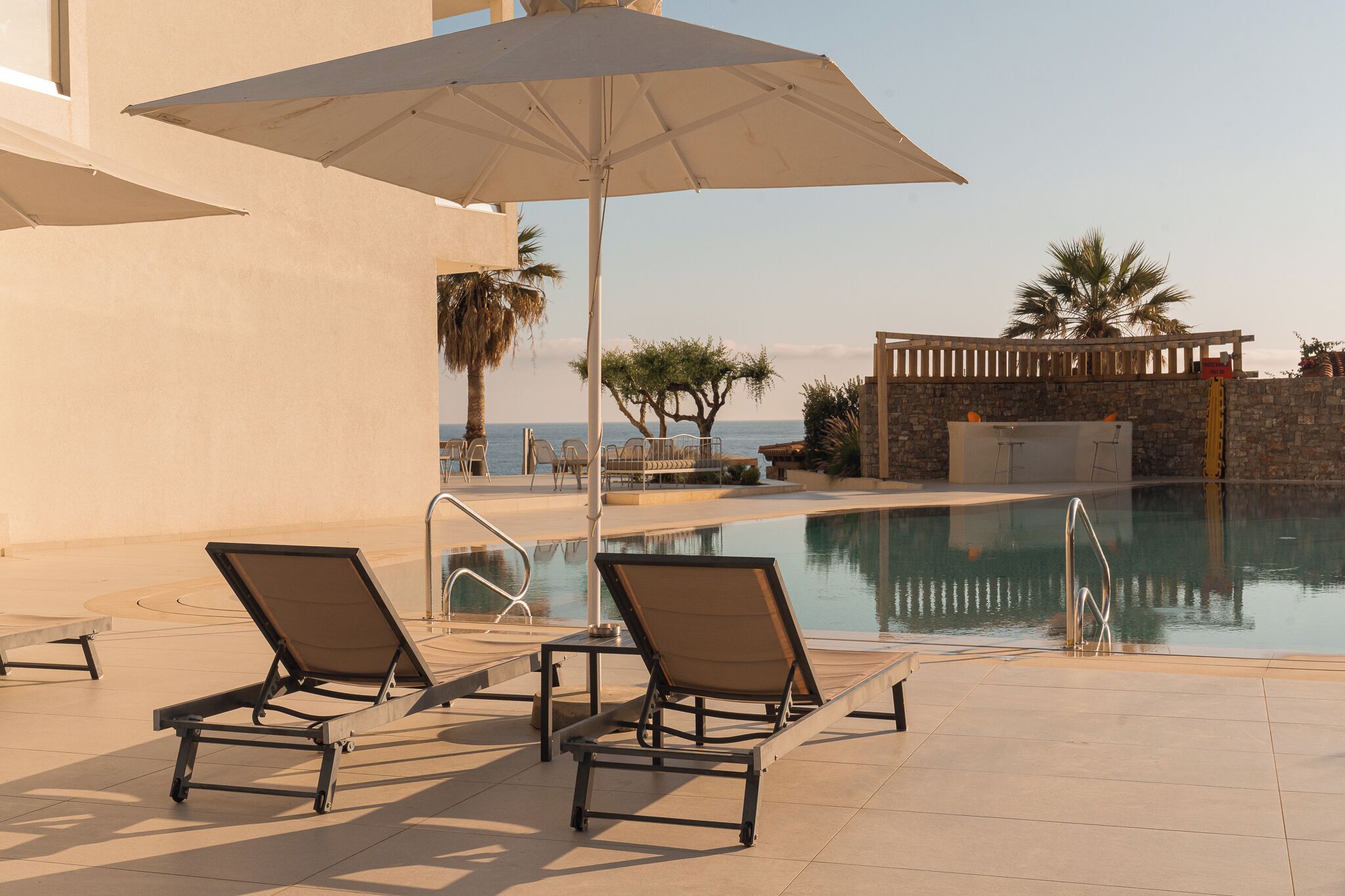 Piscine extérieure (ouverte en saison), parasols de plage