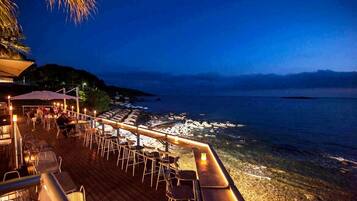 ํด๋ณ ์ ๋ง, ์์นจ ์์ฌ ๋ฐ ์ ๋
์์ฌ ์ ๊ณต