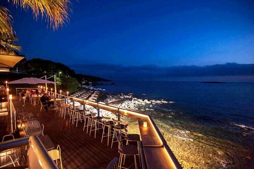 Beach views, serves breakfast and dinner