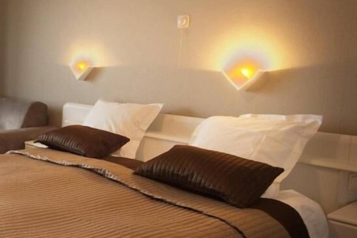 hypo-allergenic bedding, minibar, in-room safe, cots/infant beds