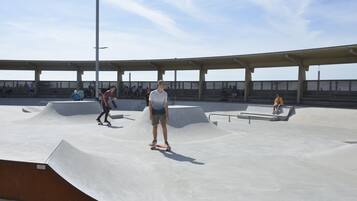 Una pista de skate con rampas y una zona de estar cubierta.