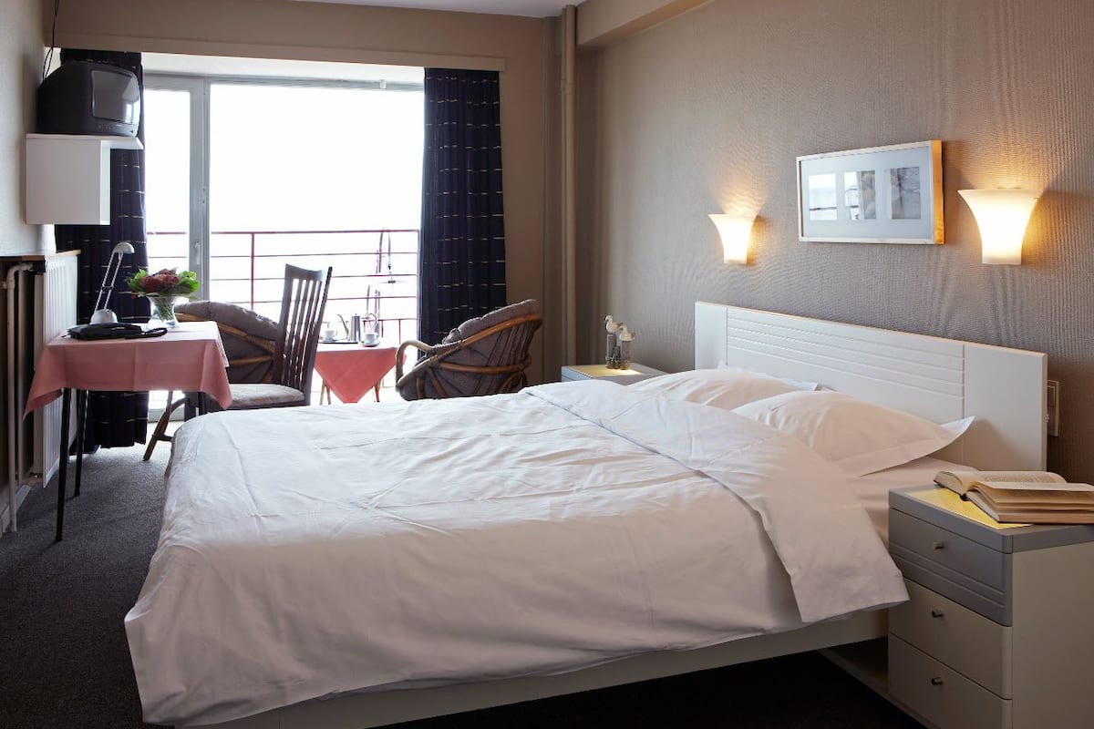 classic double room, sea view | hypo-allergenic bedding, minibar, in-room safe, cots/infant beds