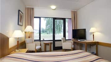 Triple Room | Minibar, desk, free WiFi, bed sheets