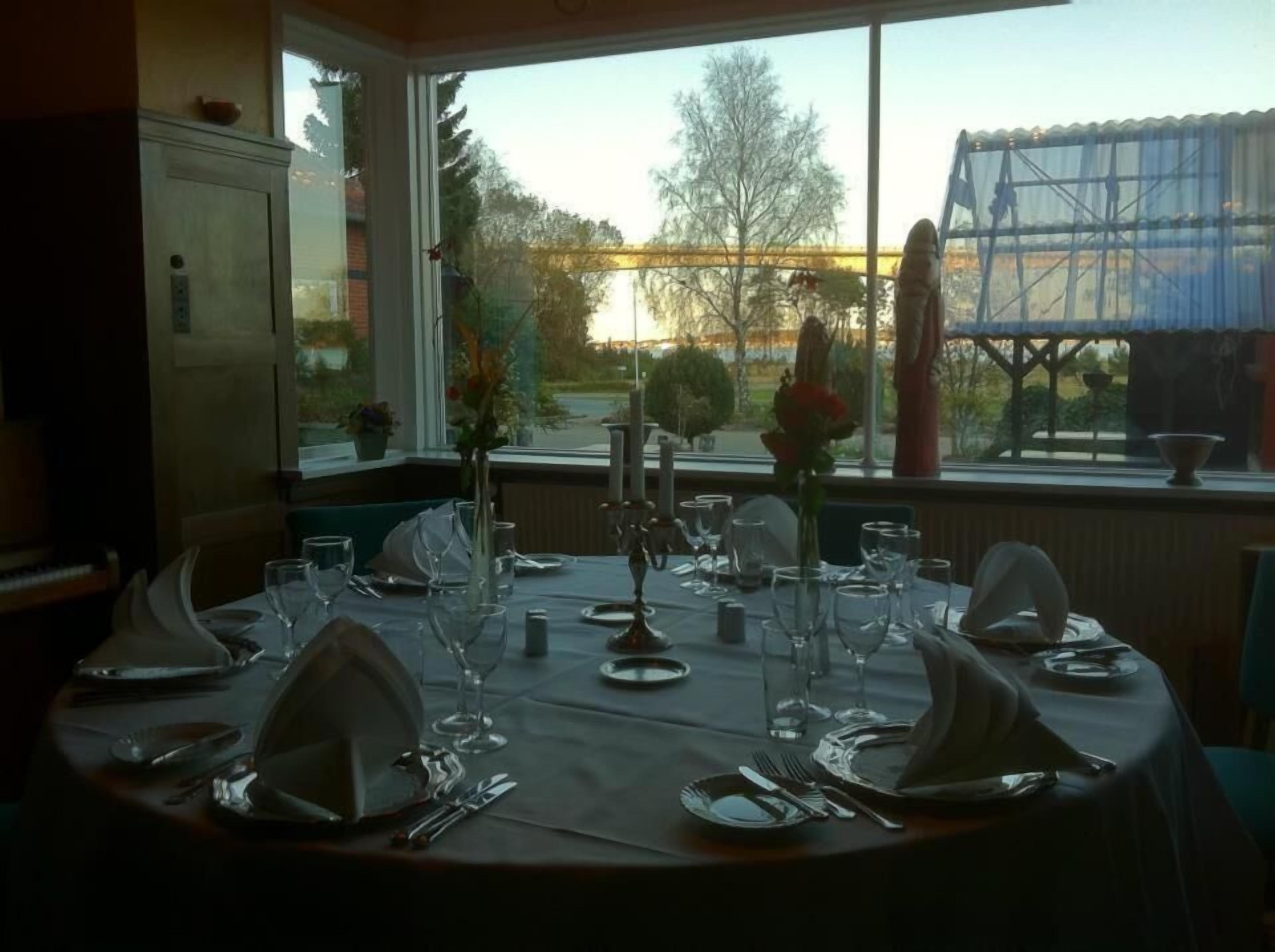 Mesa de comedor para cuatro con vista a árboles y un puente.