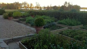 Un jardín con bancales elevados y senderos de grava.