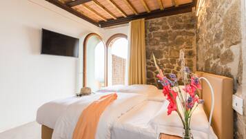 Basic dubbelrum | Allergitestade sÀngklÀder, minibar och vÀrdeförvaringsskÄp pÄ rummet