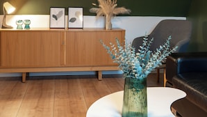 Comfort appartement | Woonruimte | Een 32-inch televisie met kabelzenders, tafelvoetbal en vloerwarming