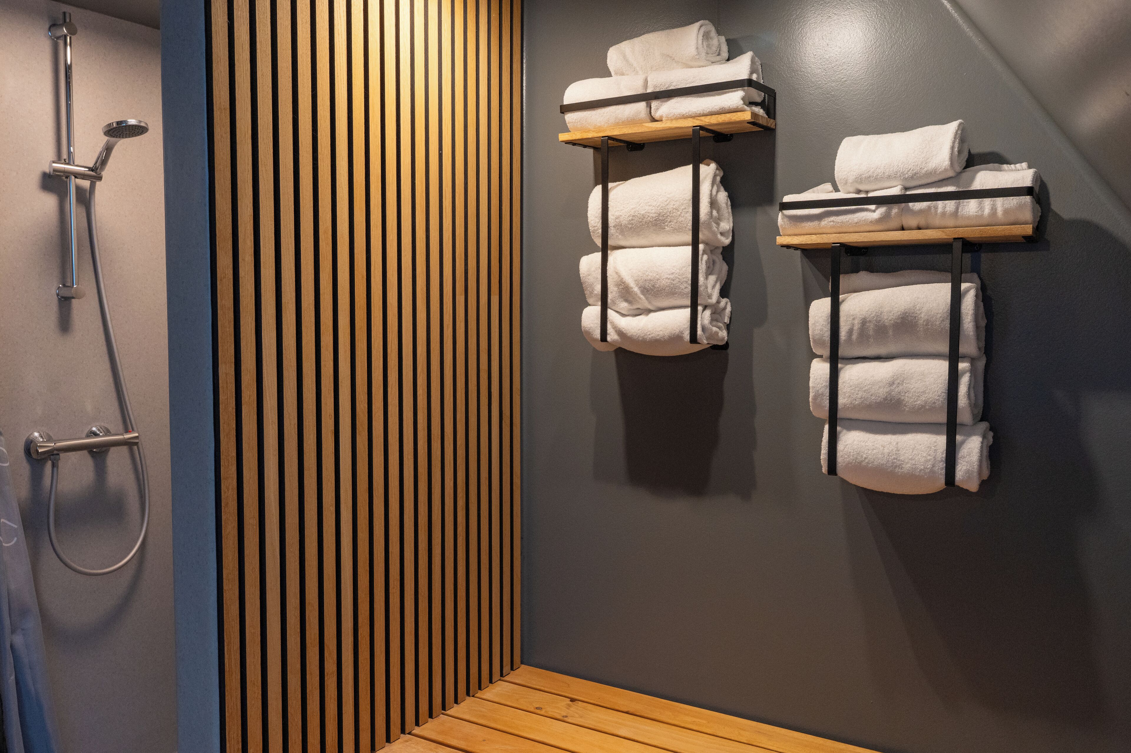 Big Family Apartment | Salle de bain | Douche, serviettes fournies, savon, shampoing