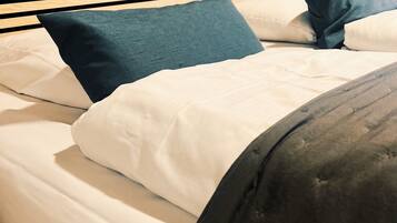 Habitación doble, baño privado | 2 habitaciones, decoración personalizada y muebles diferentes