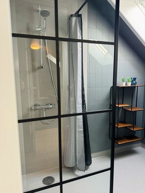 Family Apartment | Bathroom | Shower, towels, soap, shampoo - KonceptHotel (Oksbol)