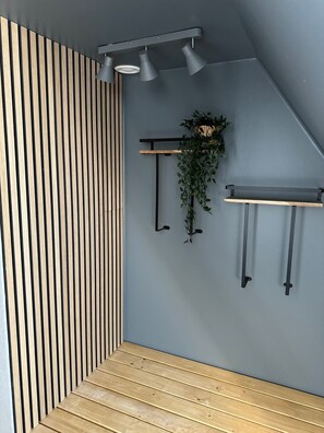 Big Family Apartment | Bathroom | Shower, towels, soap, shampoo