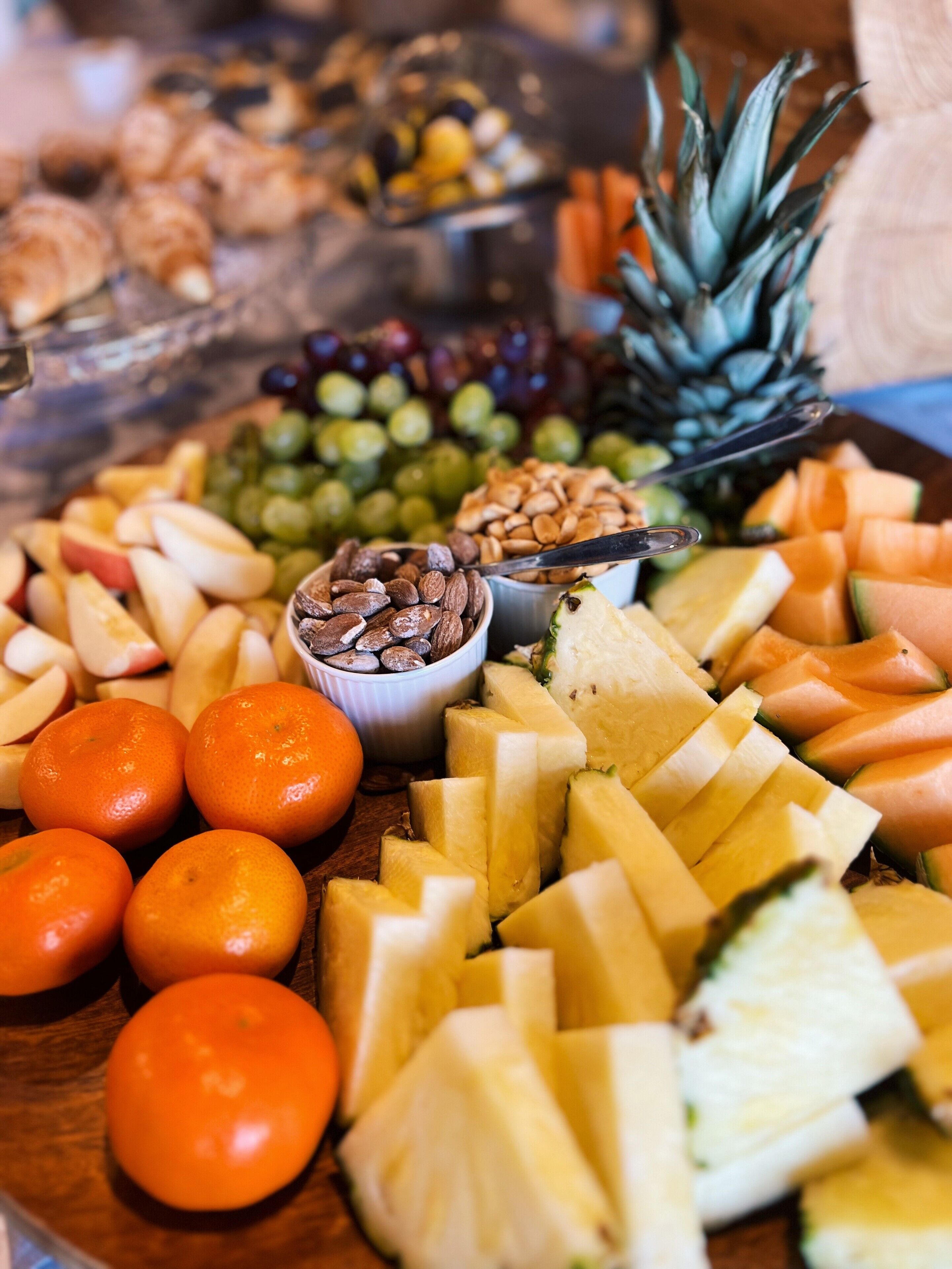 Una bandeja de frutas y frutos secos variados.