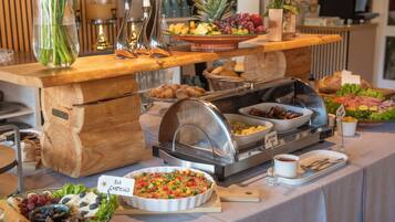 Buffet com diversos alimentos e uma placa indicando 'Blå Castello'.
