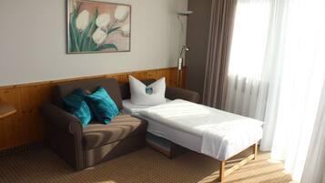 Business-Dreibettzimmer | Hochwertige Bettwaren, Minibar, Schreibtisch, schallisolierte Zimmer