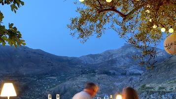 Cocina mediterránea con vista al jardín
